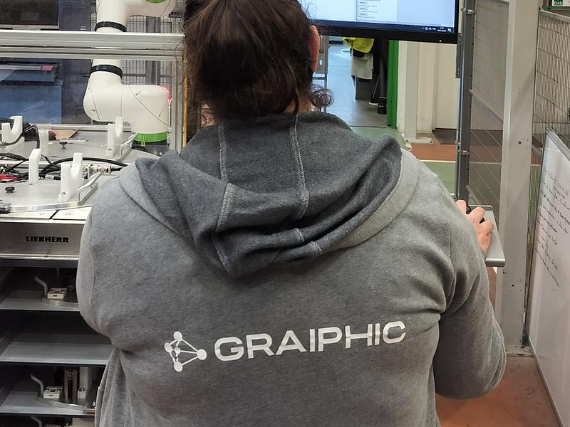 Graiphic engineer with LabVIEW software and a robotic cell